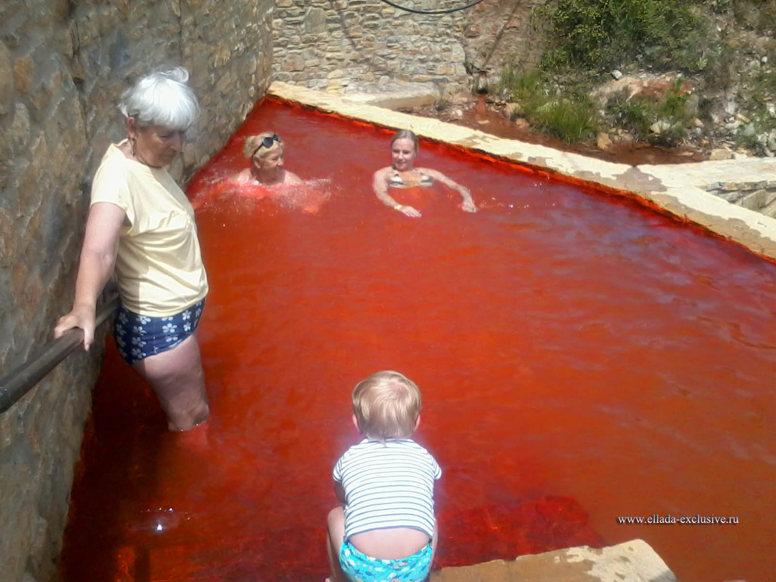 Погода в красной воде. Бассейн с красной водой. Лечебные источники вод в Греции. От чего краснеет вода в бассейне. Красный бассейн почему.